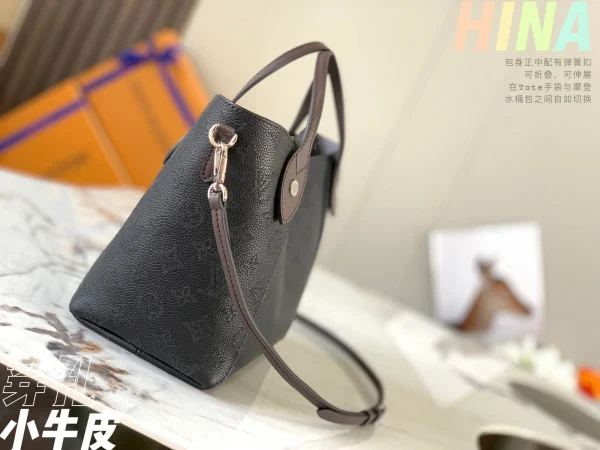 Louis Vuitton Size: 23 x 21 x 13 cm - Image 9