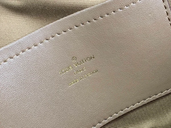 Louis Vuitton Size: 18 x 11 x 10 cm - Image 2