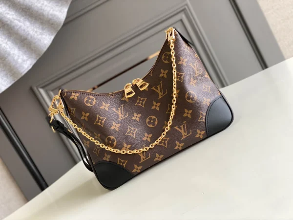 Louis Vuitton Size: 29 x 16 x 9.5 cm