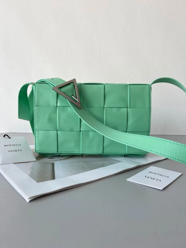 BV Cassette bag Size: 23x15cm 667298 Spring Green
