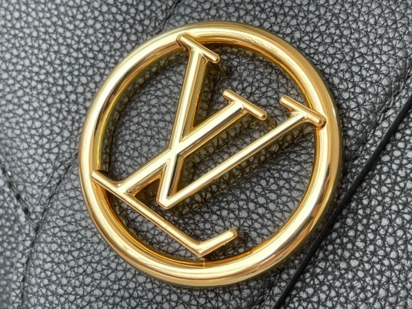Louis Vuitton Size: 21 x 15 x 6.5 cm - Image 6