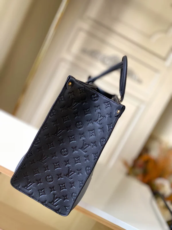 Louis Vuitton Size: 41.0 x 34.0 x 19.0 cm - Image 9