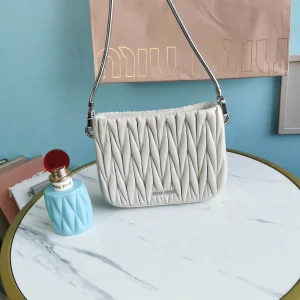 Miu Miu Casual Lambskin Size：20X15X4.5cm