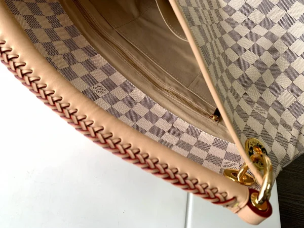 Louis Vuitton Size: 46 x 32 x 24 cm - Image 4