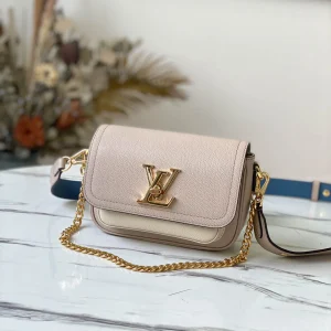 Louis Vuitton Size: 19 x 13 x 8 cm