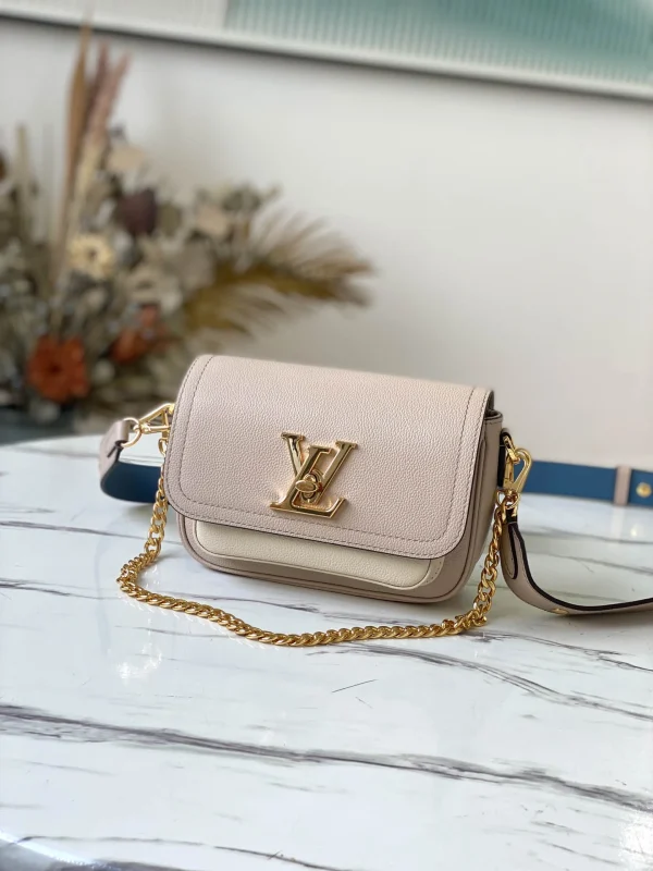 Louis Vuitton Size: 19 x 13 x 8 cm
