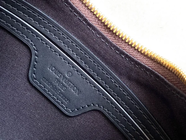 Louis Vuitton Size: 29 x 16 x 9.5 cm - Image 2