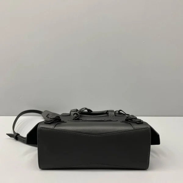 Model: 1992 Size: 16.5*22*9*14.5cm - Image 7