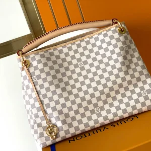 Louis Vuitton Size: 46 x 32 x 24 cm