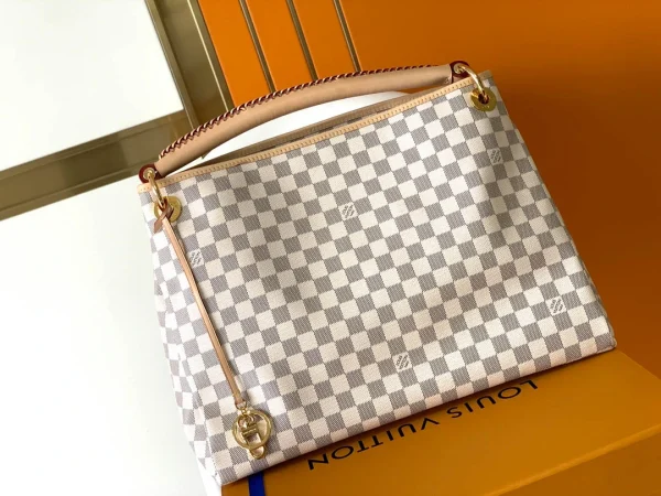 Louis Vuitton Size: 46 x 32 x 24 cm