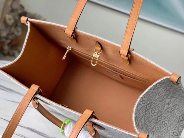 Louis Vuitton Size: 35 x 27 x 14 cm - Image 3