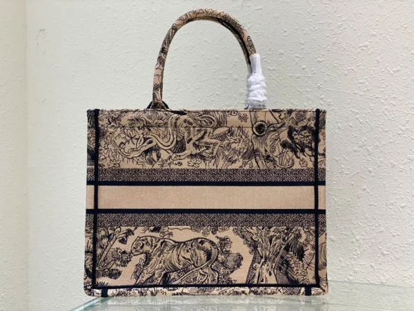 Book Tote Handbag Size: 36 x 27.5 x 16.5 cm - Image 7