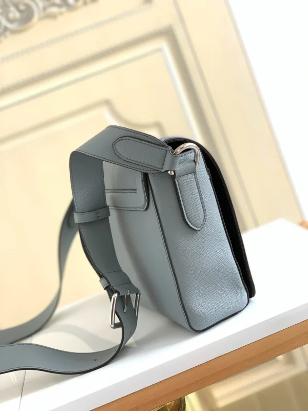 Louis Vuitton Size: 28.3 x 18.3 x 4.3 cm - Image 9