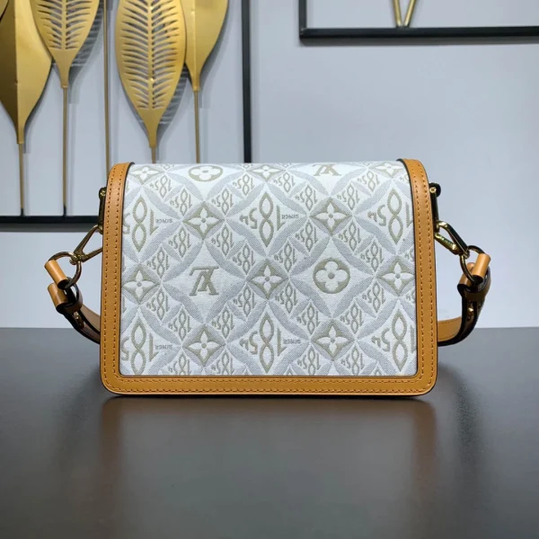 Louis Vuitton Size: 20 x 15 x 9 cm - Image 8