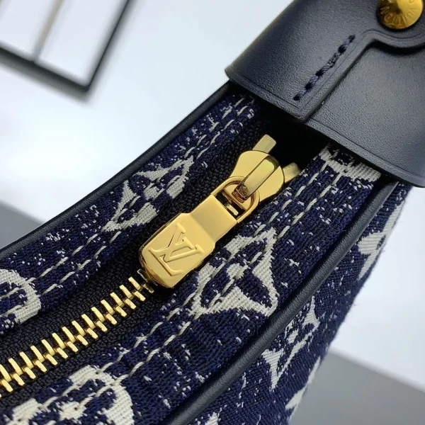 Louis Vuitton Size: 23 x 13 x 6 cm - Image 4