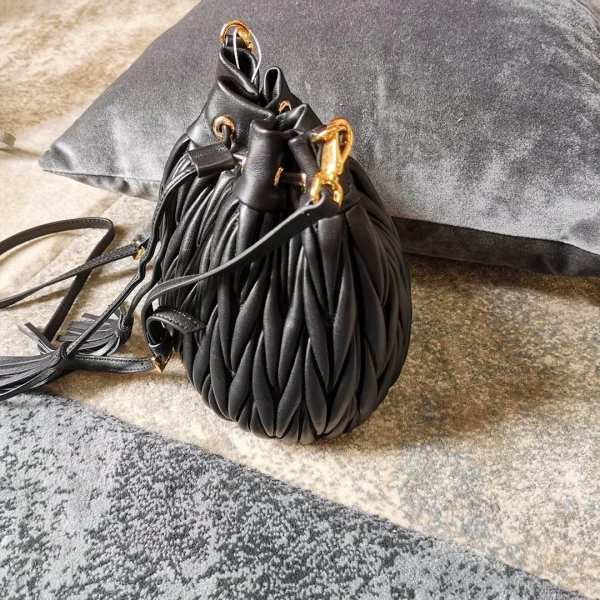 Matelasse metal chain shoulder strap with zipper pocket size: 17 2.5 9 Length: 115cm - Image 8