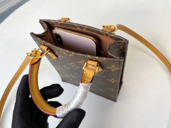 Louis Vuitton Size: 14.0 x 17.0 x 5.0 cm - Image 3