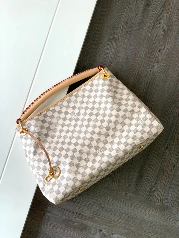Louis Vuitton Size: 46 x 32 x 24 cm - Image 2