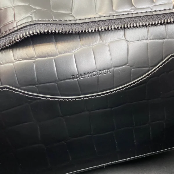 Balenciag* Neo Classic Biker Bag Size: 1991 Medium: 25*33*13*20cm - Image 4