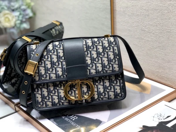 30 Montaigne Size: 24cm