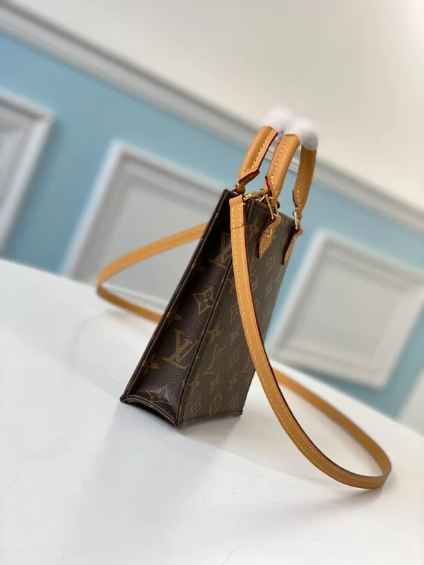 Louis Vuitton Size: 14.0 x 17.0 x 5.0 cm - Image 9