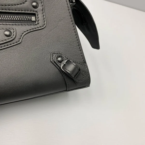 Model: 1992 Size: 16.5*22*9*14.5cm - Image 6