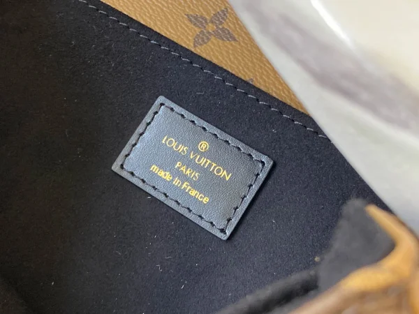 Louis Vuitton Size: 25 x 19 x 9 cm - Image 2