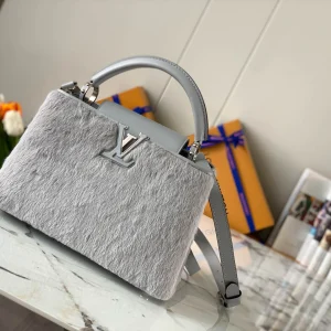 Louis Vuitton Size: 24x14x9cm