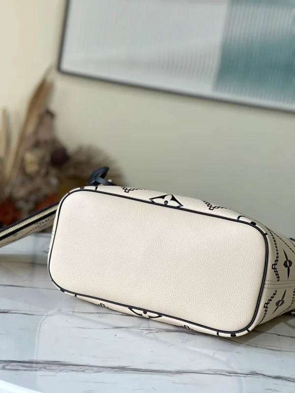 Louis Vuitton Size: 31 x 28 x 14 cm - Image 7