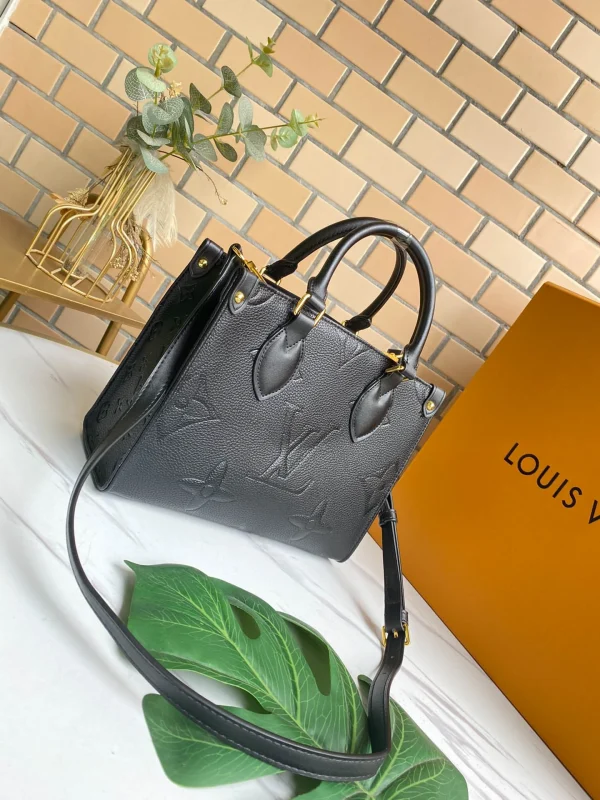 Louis Vuitton Size: 25 x 19 x 11.5 cm - Image 9