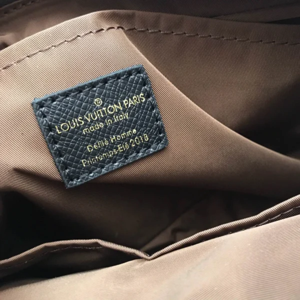 Louis Vuitton Crossbody Messenger Bag Model: M43843 Size: 25x18x5cm - Image 2