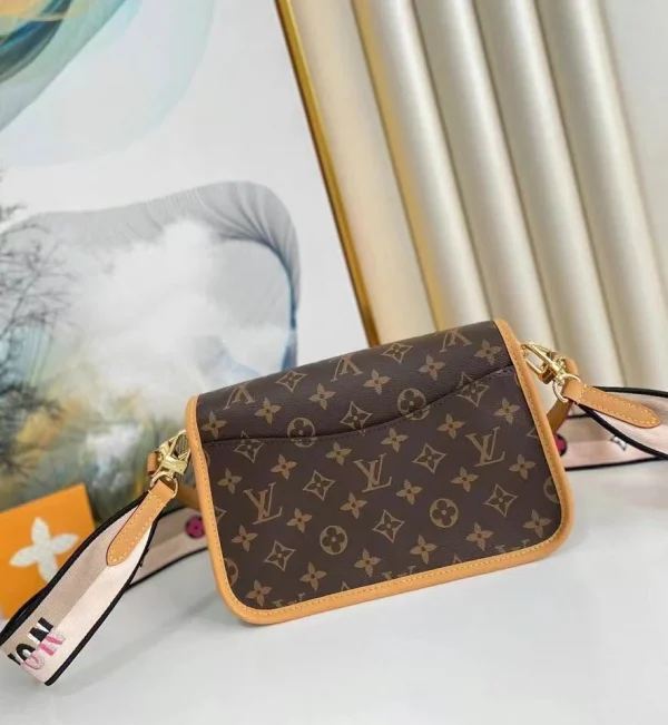 Louis Vuitton Retro Underarm Crossbody Bag - Image 8