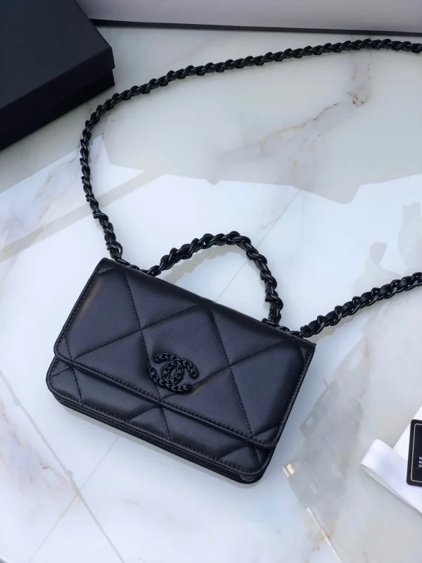 Brand: Chanel Model: 0957 Size: 19cmX11.5cmX7cm