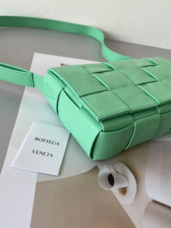 BV Cassette bag Size: 23x15cm 667298 Spring Green - Image 5