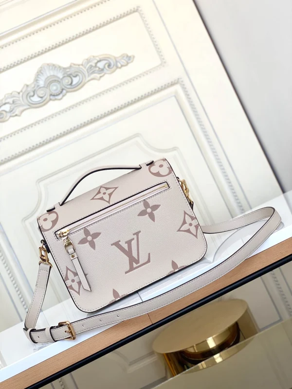 Louis Vuitton size: 25x19x7cm - Image 9