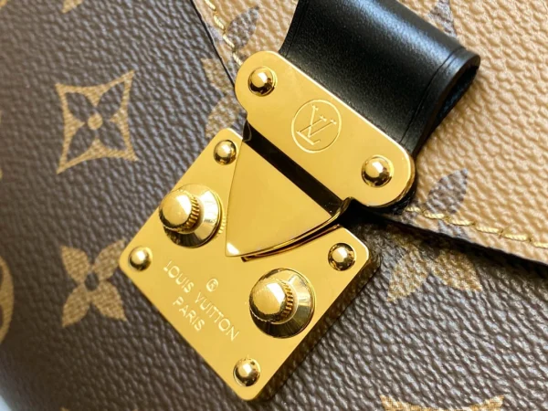 Louis Vuitton Size: 25 x 19 x 9 cm - Image 6