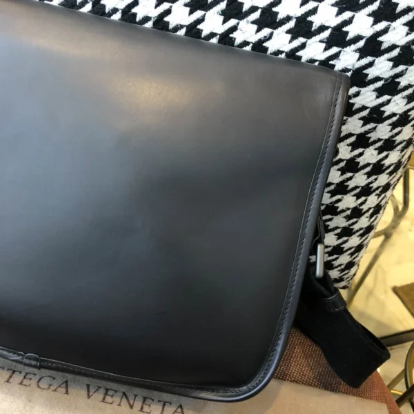 BV Briefcase Size: 32cm Black - Image 2
