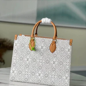 Louis Vuitton Size: 35 x 27 x 14 cm