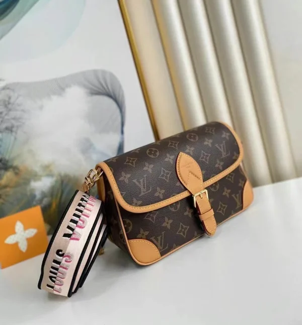 Louis Vuitton Retro Underarm Crossbody Bag - Image 9