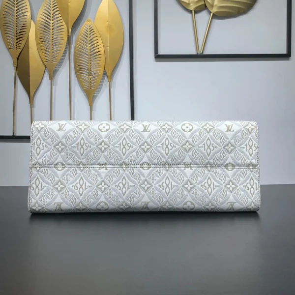 Louis Vuitton Size: 41 x 34 x 19 cm - Image 8