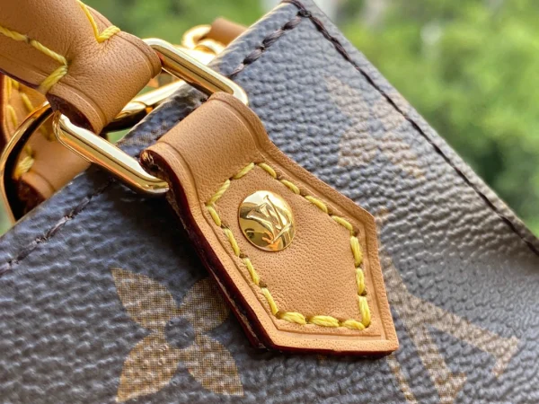 Louis Vuitton Size: 14.0 x 17.0 x 5.0 cm - Image 6