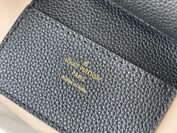 Louis Vuitton Size: 21 x 15 x 6.5 cm - Image 2