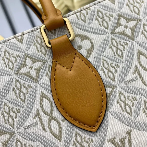 Louis Vuitton Size: 41 x 34 x 19 cm - Image 2