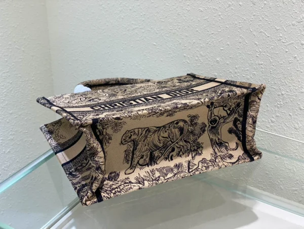 Book Tote Handbag Size: 36 x 27.5 x 16.5 cm - Image 5