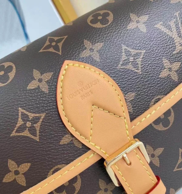 Louis Vuitton Retro Underarm Crossbody Bag - Image 4