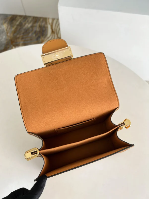 Louis Vuitton Size 20 x 15 x 9 cm - Image 3