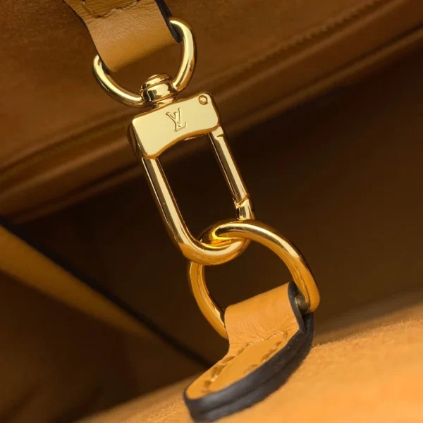 Louis Vuitton Size: 41 x 34 x 19 cm - Image 4