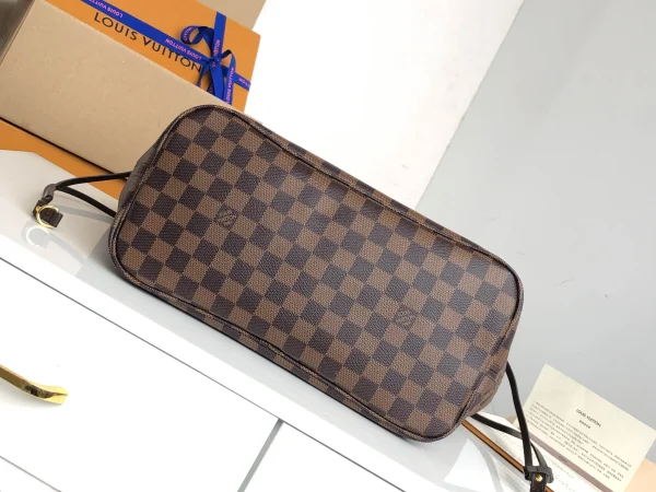 Louis Vuitton Size: 32*29*17cm - Image 7