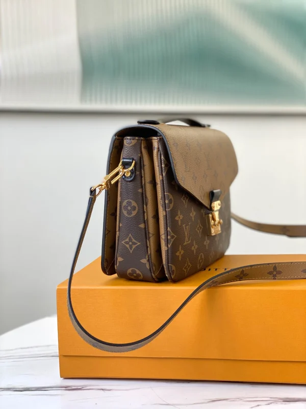 Louis Vuitton Size: 25 x 19 x 9 cm - Image 9