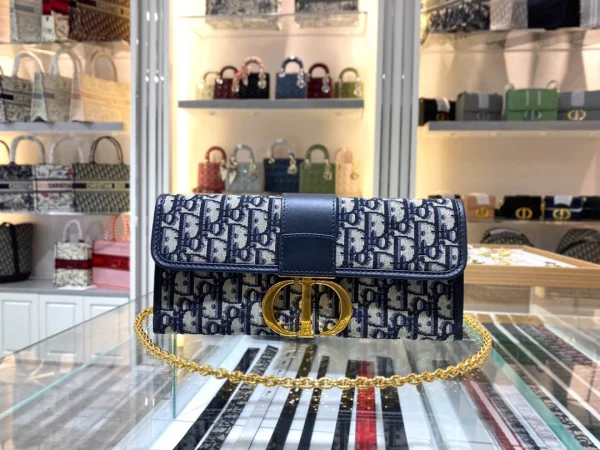30 Montaigne Chain Clutch Bag Size: 27.5*12*2 cm - Image 2